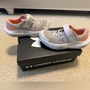 Girl’s 13.5 Under Armour UA GPS Surge Grey/ peach/ orange gym shoes sneakers